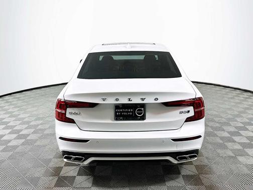 2022 Volvo S60 T5 Momentum