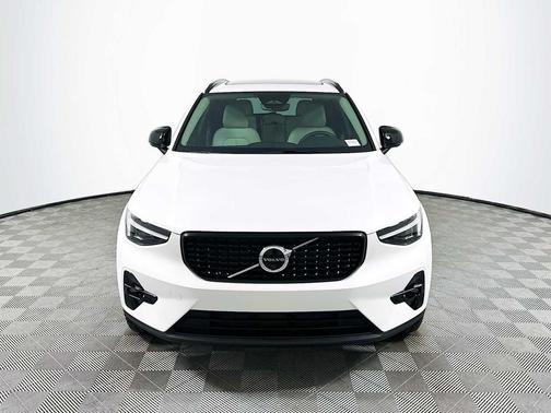2026 Volvo XC40 Plus, B5 AWD Gas (mild hybrid), Dark