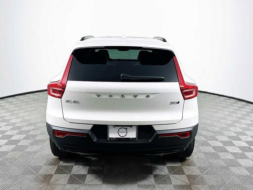 2026 Volvo XC40 Plus, B5 AWD Gas (mild hybrid), Dark