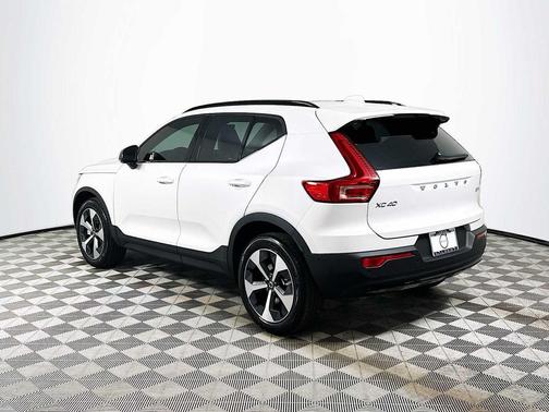 2026 Volvo XC40 Plus, B5 AWD Gas (mild hybrid), Dark