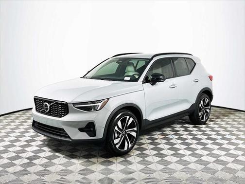 2025 Volvo XC40 B5 Plus Dark Theme