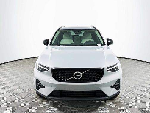 VAPOUR GRY MET 2026 Volvo XC40 Plus, B5 AWD Gas (mild hybrid), Dark