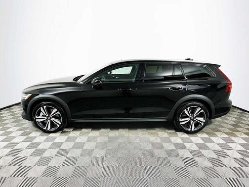 2025 Volvo V60 Cross Country Plus, B5 AWD Gas (mild hybrid)