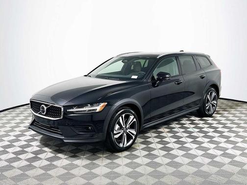 2025 Volvo V60 Cross Country Plus, B5 AWD Gas (mild hybrid)