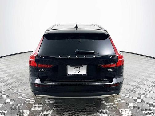 2025 Volvo V60 Cross Country Plus, B5 AWD Gas (mild hybrid)