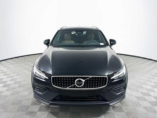 2025 Volvo V60 Cross Country Plus, B5 AWD Gas (mild hybrid)