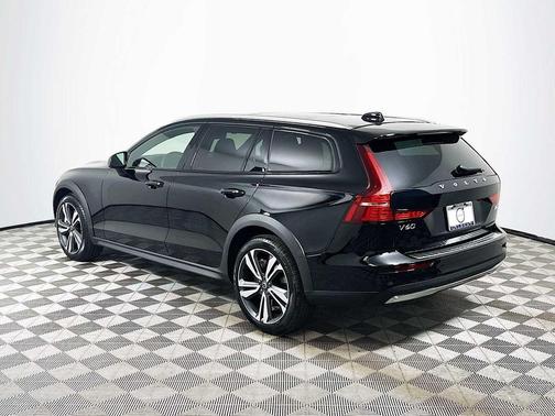 2025 Volvo V60 Cross Country Plus, B5 AWD Gas (mild hybrid)
