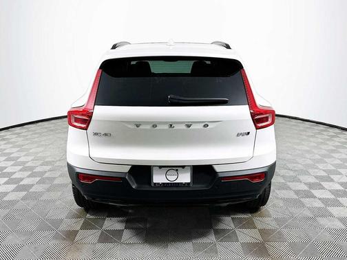 2026 Volvo XC40 Core, B5 AWD Gas (mild hybrid), Dark