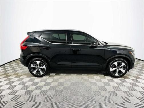 2025 Volvo XC40 B5 Plus Bright Theme