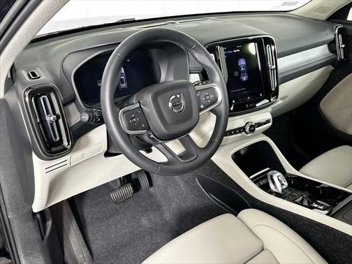 2025 Volvo XC40 B5 Plus Bright Theme