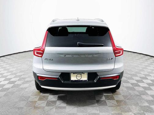 2025 Volvo XC40 B5 Core Bright Theme