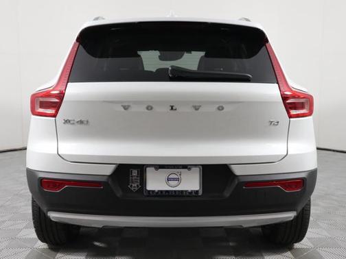 Crystal White Metallic 2022 Volvo XC40 T4 Inscription