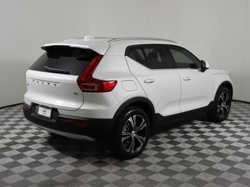 Crystal White Metallic 2022 Volvo XC40 T4 Inscription
