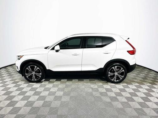 Crystal White Metallic 2022 Volvo XC40 T4 Inscription