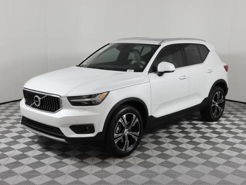 Crystal White Metallic 2022 Volvo XC40 T4 Inscription