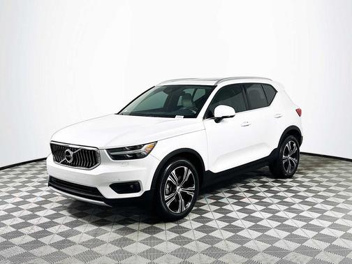 Crystal White Metallic 2022 Volvo XC40 T4 Inscription