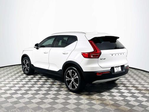 Crystal White Metallic 2022 Volvo XC40 T4 Inscription