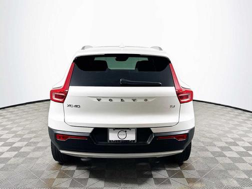 Crystal White Metallic 2022 Volvo XC40 T4 Inscription