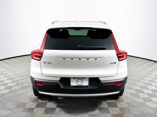 2025 Volvo XC40 B5 Core Bright Theme