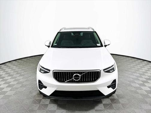 2025 Volvo XC40 B5 Plus Bright Theme