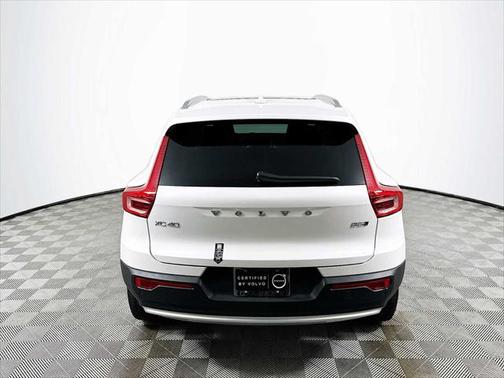 2025 Volvo XC40 B5 Plus Bright Theme