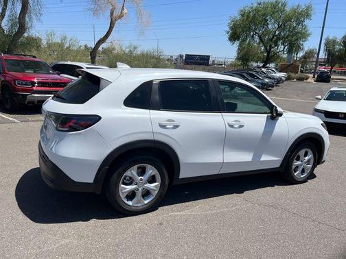Platinum White Pearl 2025 Honda HR-V LX