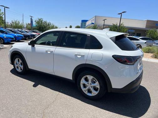 Platinum White Pearl 2025 Honda HR-V LX