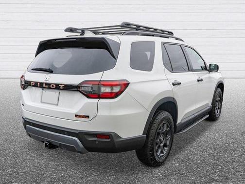 Platinum White Pearl 2026 Honda Pilot TrailSport