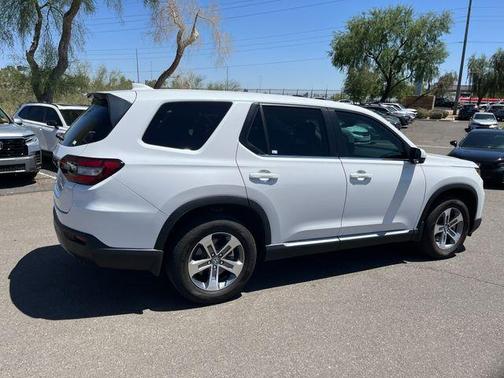 Platinum White Pearl 2023 Honda Pilot EX-L 7-Passenger