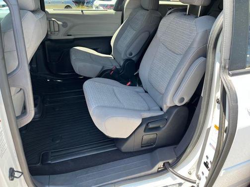 2022 Toyota Sienna LE