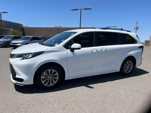 2022 Toyota Sienna LE