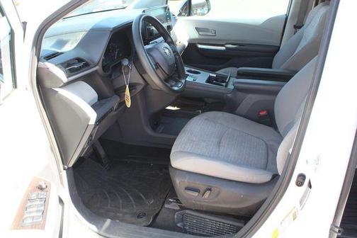 2022 Toyota Sienna LE