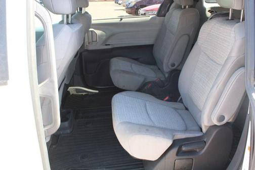 2022 Toyota Sienna LE