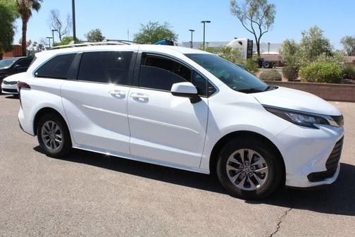 2022 Toyota Sienna LE