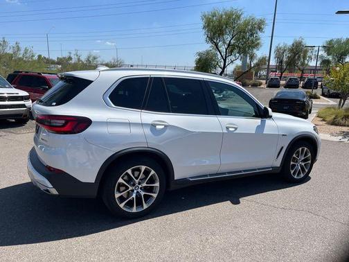 Alpine White 2023 BMW X5 PHEV xDrive45e