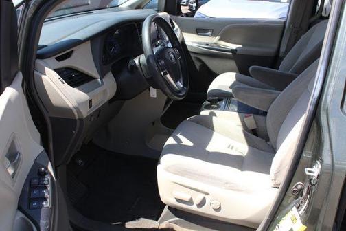 2018 Toyota Sienna LE