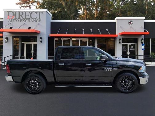 Brilliant Black Crystal Pearlcoat 2018 RAM 1500 SLT
