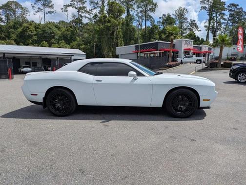 Bright White 2013 Dodge Challenger SXT