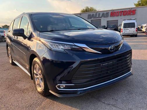 2021 Toyota Sienna XLE 8 Passenger
