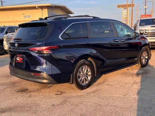 2021 Toyota Sienna XLE 8 Passenger