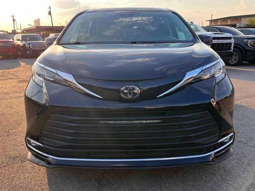 2021 Toyota Sienna XLE 8 Passenger