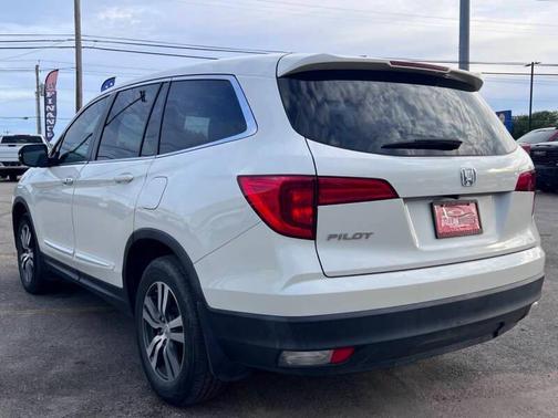 Beige 2017 Honda Pilot EX-L