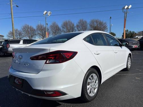 2020 Hyundai ELANTRA SE