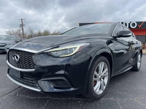 2017 INFINITI QX30 Luxury