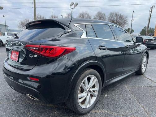 2017 INFINITI QX30 Luxury