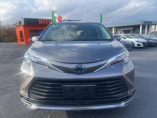 2022 Toyota Sienna LE