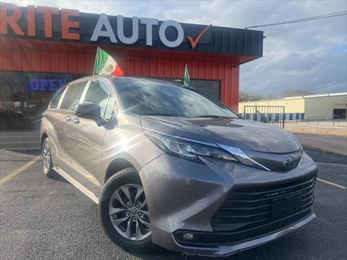2022 Toyota Sienna LE