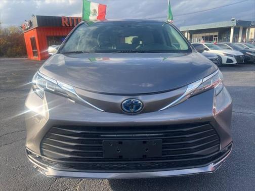 2022 Toyota Sienna LE