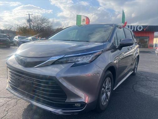 2022 Toyota Sienna LE