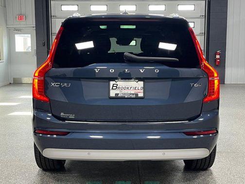 2022 Volvo XC90 T6 Momentum